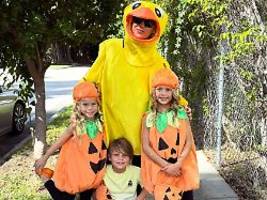 mit den kids - und babybauch?: anna kournikova schickt halloween-grüße
