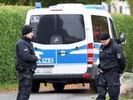 Ort südlich von Güstrow: Polizei durchsucht nach Fabians Tod Bauernhof