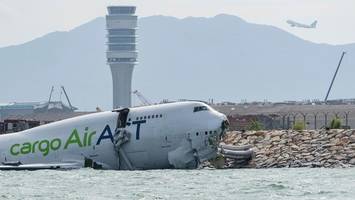 Es schlitterte ins Meer: Flugzeug rutscht über Landebahn in Hongkong