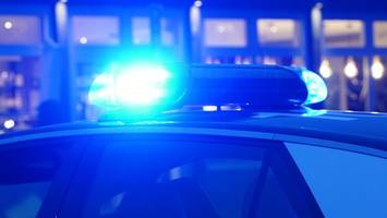 Schule in Sachsen beschossen und mit rechten Hetz-Stickern beklebt