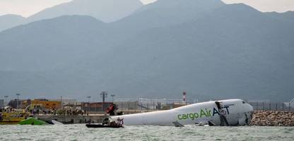 Hongkong: Boeing 747 kollidiert mit Fahrzeug und zerbricht im Meer