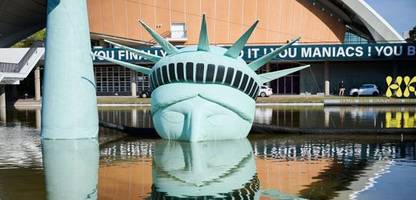 jan böhmermann: mehr als 30.000 menschen besuchen ausstellung am haus der kulturen der welt (hkw)