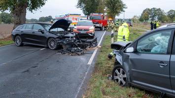 Frontalcrash bei Tostedt: Mann schwer verletzt, Kind im Krankenhaus