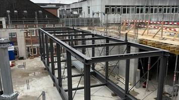 st.-adolf-stift: riesiger kran setzt neue fußgängerbrücke ein