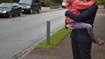 Vollbremsung vor Kita: Vater wirft einjährige Tochter vor Pkw