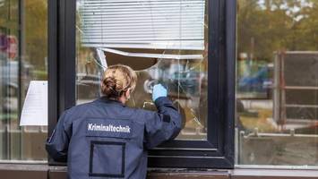 zerbrochene fenster, absperrband: anwohner rätseln über altes hotel
