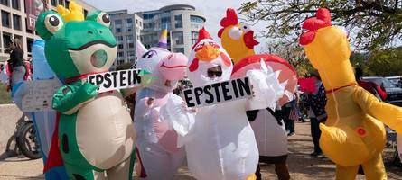 „hey, wir sind nicht gewalttätig“: frösche, einhörner und hühner übernehmen anti-trump-proteste