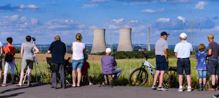Schauen Sie die Kühlturm-Sprengung an?