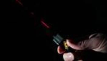 luftverkehr: flugzeug-besatzung von laserpointer geblendet