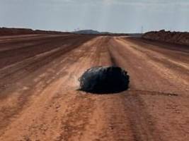 Teil einer chinesischen Rakete?: Brennendes Objekt aus dem All schlägt in australischer Wüste ein