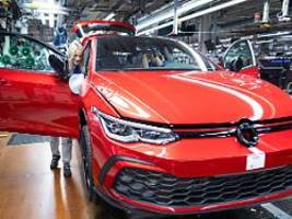 vw drosselt wohl golf-produktion: autoindustrie fürchtet produktionsstopps wegen halbleiter-engpass