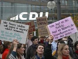 Wir sind die Töchter: Tausende protestieren vor CDU-Zentrale nach Merz' Stadtbild-Äußerung