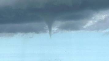 Tornado nahe Paris: Video zeigt umfallende Baukräne und Verwüstung
