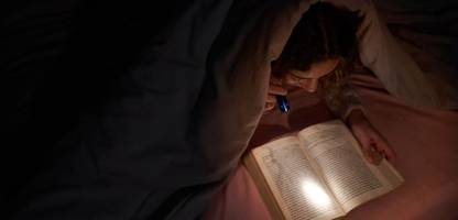 gesundheit: schadet lesen unter der bettdecke den augen?