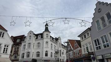 Nanu? Die Weihnachtsbeleuchtung in Bergedorf hängt schon