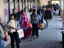 shutdown in den usa: beamte bilden schlangen vor lebensmittelausgaben
