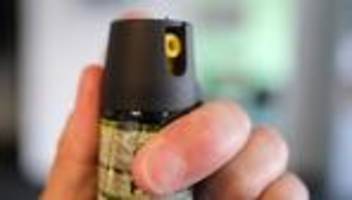 oberpfalz: mann hält pfefferspray für parfüm und sprüht es ins gesicht