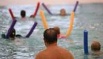 schwimmunterricht: knapp die hälfte der viertklässler in mv schwimmt sicher