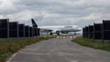 startbahn west: am frankfurter flughafen stehen die solar-module senkrecht