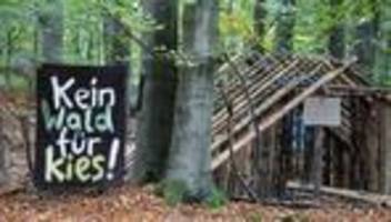 waldbesetzung gegen kiesabbau: droht besetzern am langener waldsee bald die räumung?
