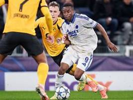 Nicht jubeln, nicht jubeln!: Ex-BVB-Wunderkind Moukoko hat die gelben Leute gegen sich