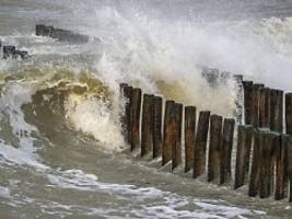 sturmfluten und schäden möglich: bomben-zyklon bringt orkanböen an nordseeküste
