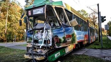 In der Nähe von Berlin: Heftiger Tram-Crash – Frau eingeklemmt