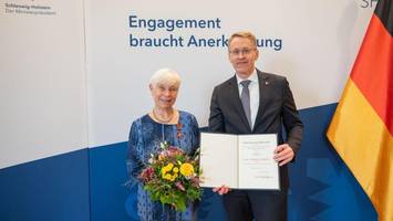 Bundesverdienstkreuz: Daniel Günther ehrt Wedeler Friedensaktivistin