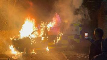 protest vor flüchtlingsunterkunft: polizeiauto brennt, feuerwerkskörper fliegen