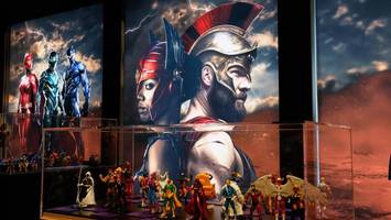 „mythos superhelden“ spürt superman, batman und spider-man nach