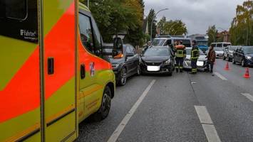schwächeanfall: drei autos kollidieren auf der steilshooper allee