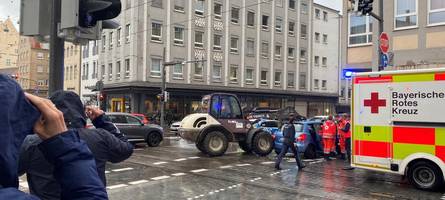 Unfall in der Karolinenstraße: Radlader und Auto kollidieren