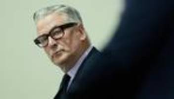 rust-dreharbeiten: verleumdungsklage von alec baldwin kommt vor us-bundesgericht