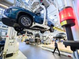autobauer in der chipkrise: vw setzt produktion in wolfsburg einen tag aus