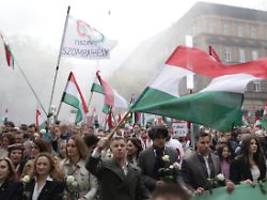 russen, geht nach hause: zehntausende protestieren in budapest gegen orban