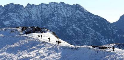 tatra: paar steigt mit baby auf polens höchsten berg und muss gerettet werden