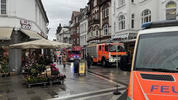 Brandgeruch: Feuerwehr mit mehreren Fahrzeugen im Sachsentor