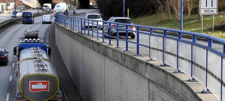 Vollsperrung auf der B17: Autofahrer müssen nach Unfall Geduld aufbringen