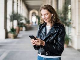 gesellschaft: nehmt doch mal die stöpsel aus den ohren!