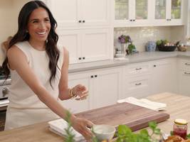 leute: warum meghan ihren gästen barfuß die tür öffnet