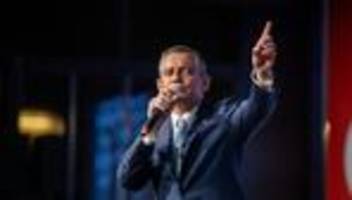 druck auf opposition: türkischer oppositionschef bleibt im amt