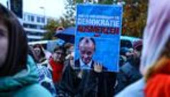 gesellschaft: demo für ein buntes stadtbild in dresden