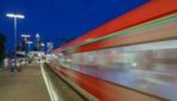 gewalt: 50 unbekannte greifen fußballfans in s-bahn an