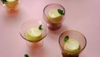 panna cotta mit lakritz: hör mal, wer da süßholz raspelt
