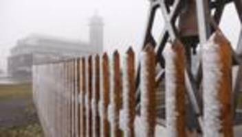 wetter: schnee auf dem fichtelberg in sachsen