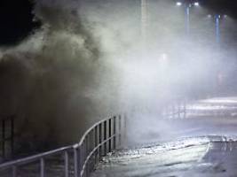 Zug rammt umgestürzten Baum: Sturmtief Joshua tobt sich aus