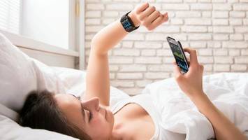 Stellt sich mein Handy bei der Zeitumstellung von selbst richtig ein?