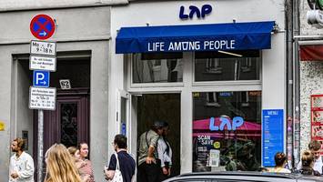 LAP-Cafés in Berlin mit roter Farbe beschmiert