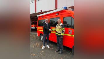 feuerwehr übergibt ukraine fahrzeug – bürgermeister fährt mit