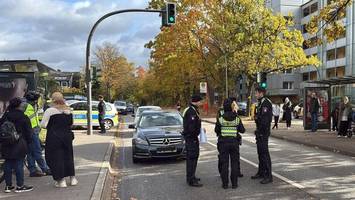Kind vor Bushaltestelle von Auto erfasst - schwer verletzt